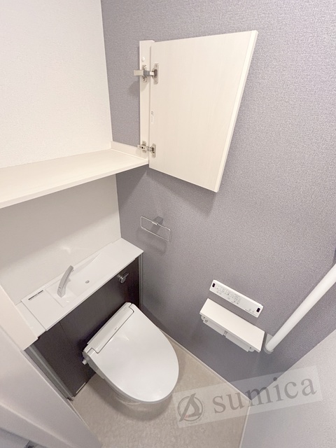 トイレ　人気アイテムの温水洗浄便座。清潔感のあるトイレです。