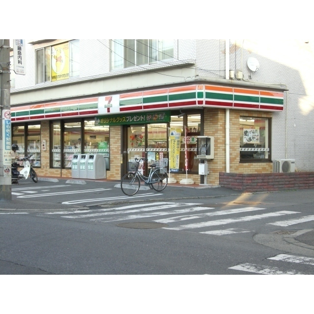 コンビニ　セブンイレブン横浜戸塚小学校南口（コンビニ）まで215m