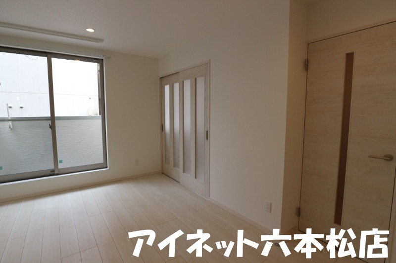 居室・リビング　白基調でオシャレなお部屋です。