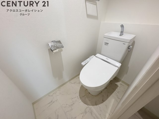 トイレ　温水洗浄便座付きのトイレです♪
