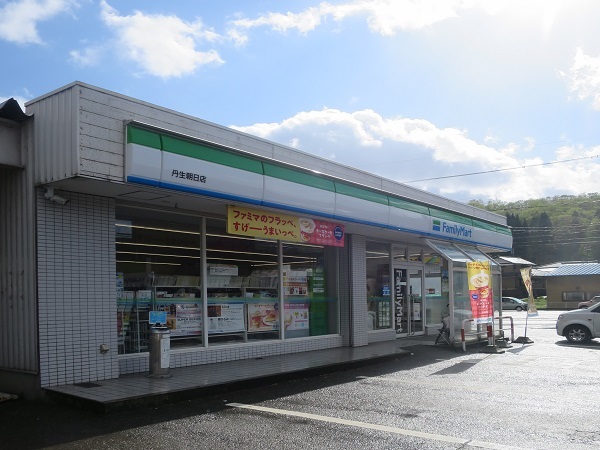 コンビニ　ファミリーマート（コンビニ）まで200m