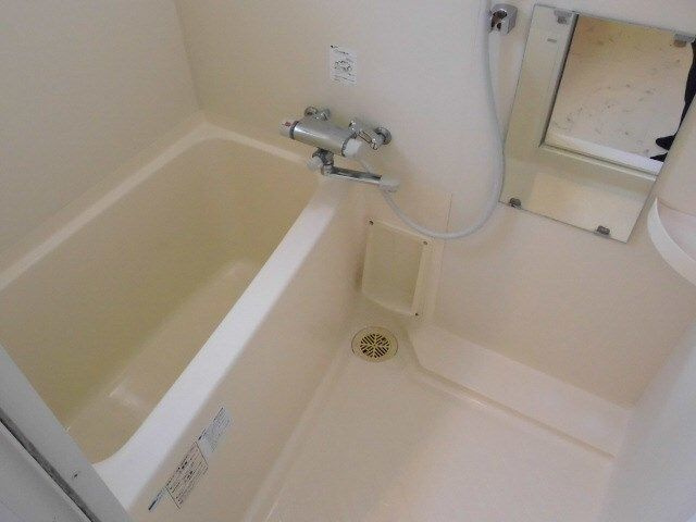 バス・シャワールーム　コンパクトで使いやすいお風呂です
