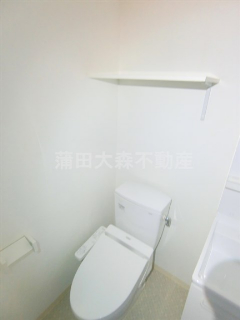 トイレ　棚と温水暖房便座付きトイレ