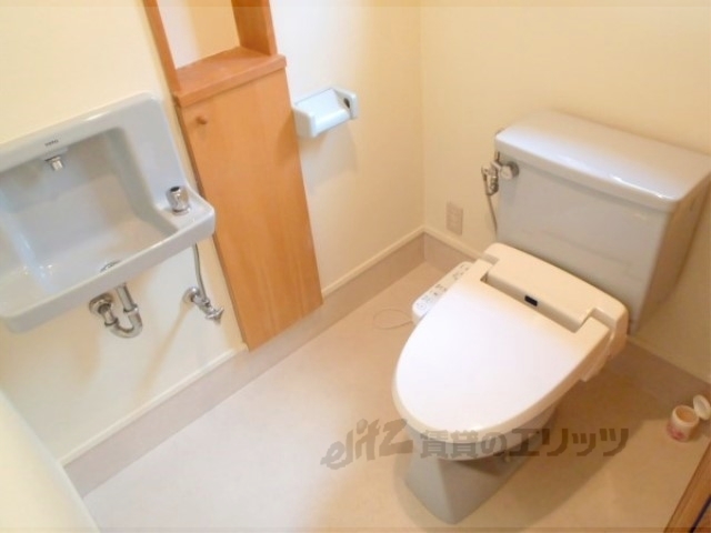 トイレ　手洗い場もある綺麗なトイレです