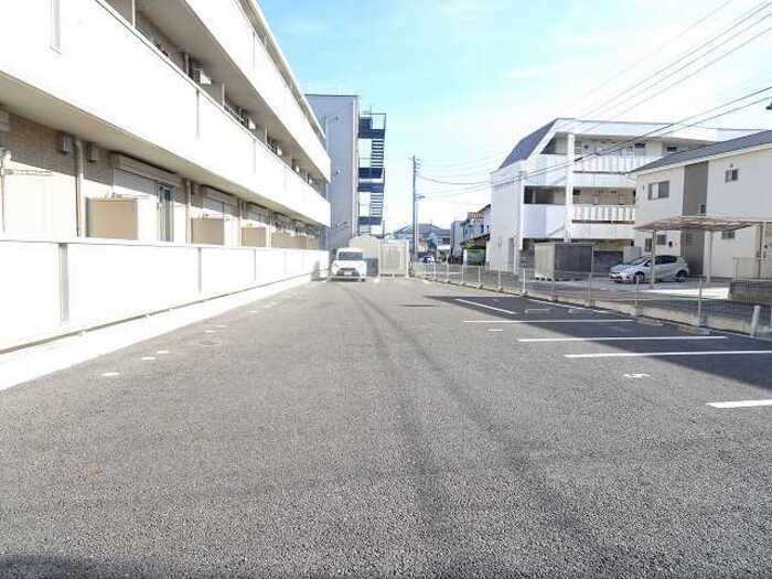 駐車場　駐車場があるので、車を買う予定の方も安心です