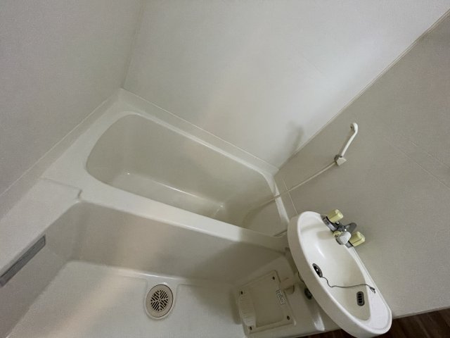 バス・シャワールーム　コンパクトで使いやすいお風呂です