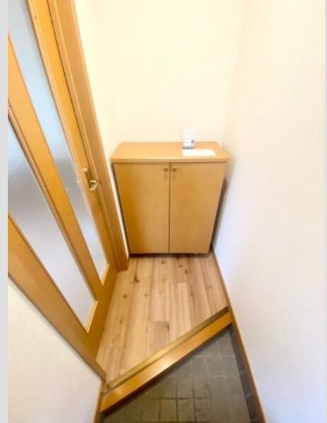 玄関　室内写真は別部屋の写真です。