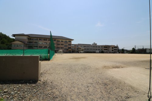 中学校　足利市立西中学校（中学校）まで564m