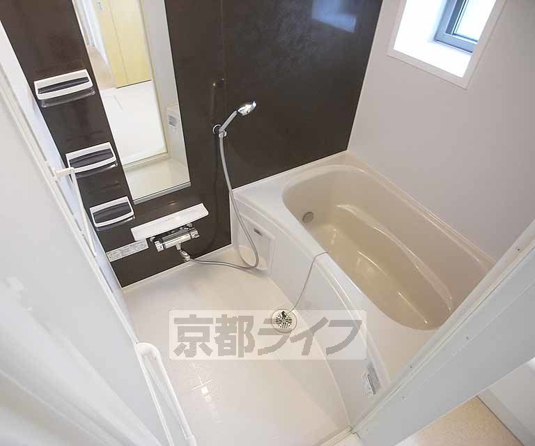 バス・シャワールーム　窓付きのお風呂です。