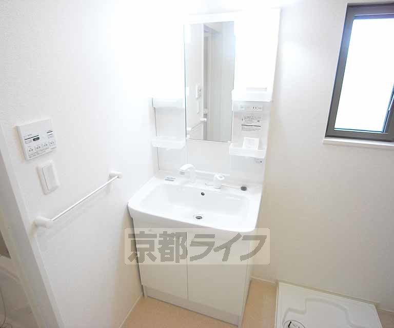 洗面設備　きれいな洗面台です。