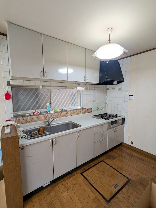 キッチン　原状回復工事前・写真家具等設備ではありません。