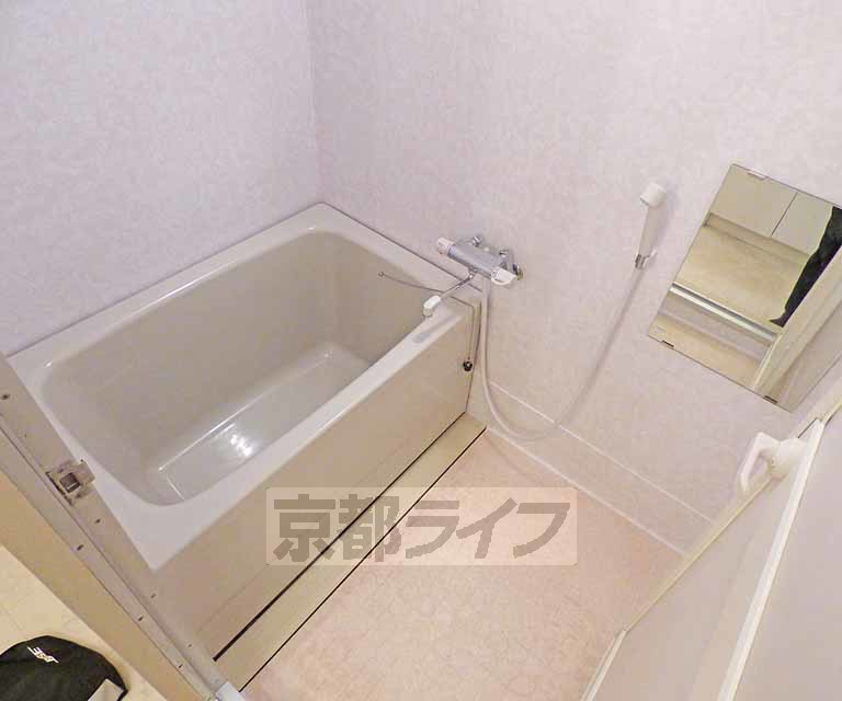 バス・シャワールーム　広々とした浴室です。
