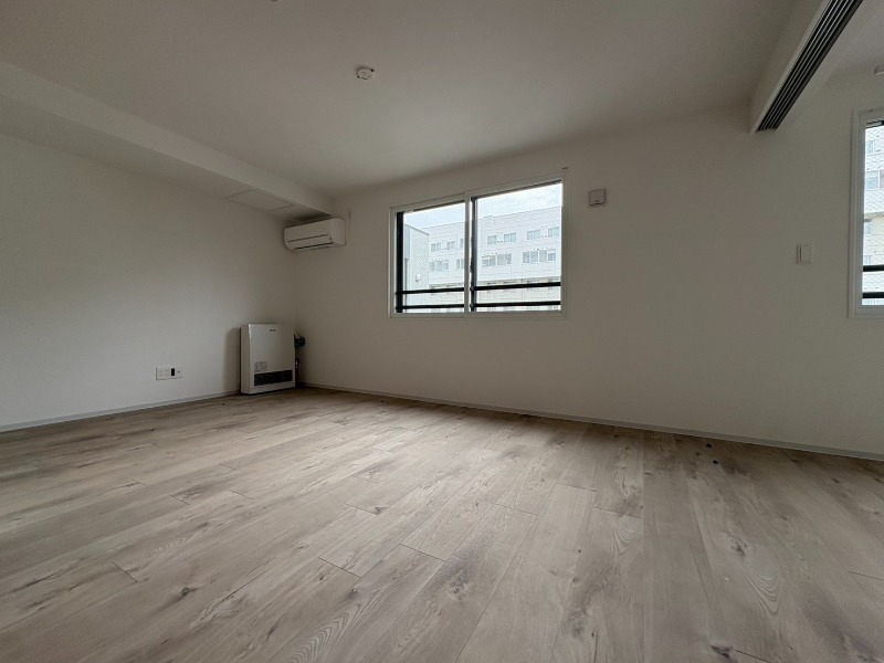 居室・リビング　広くてキレイなお部屋が広がっていて、充実した生活が送れそう。