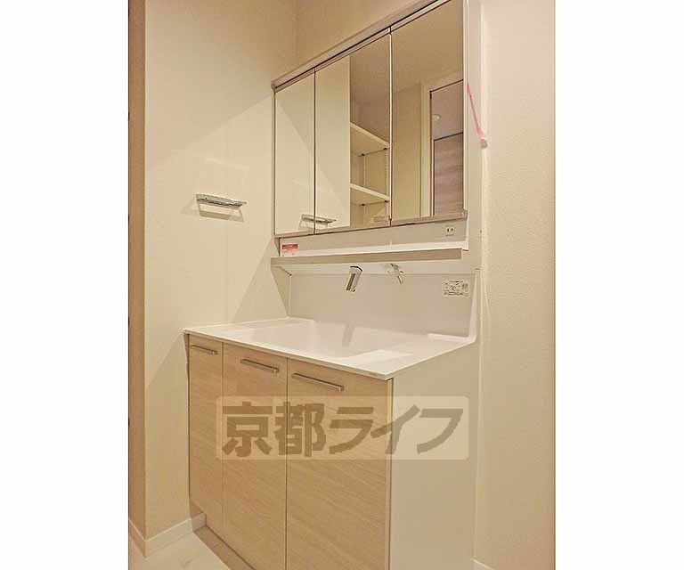 洗面設備　三面鏡の独立洗面台です。