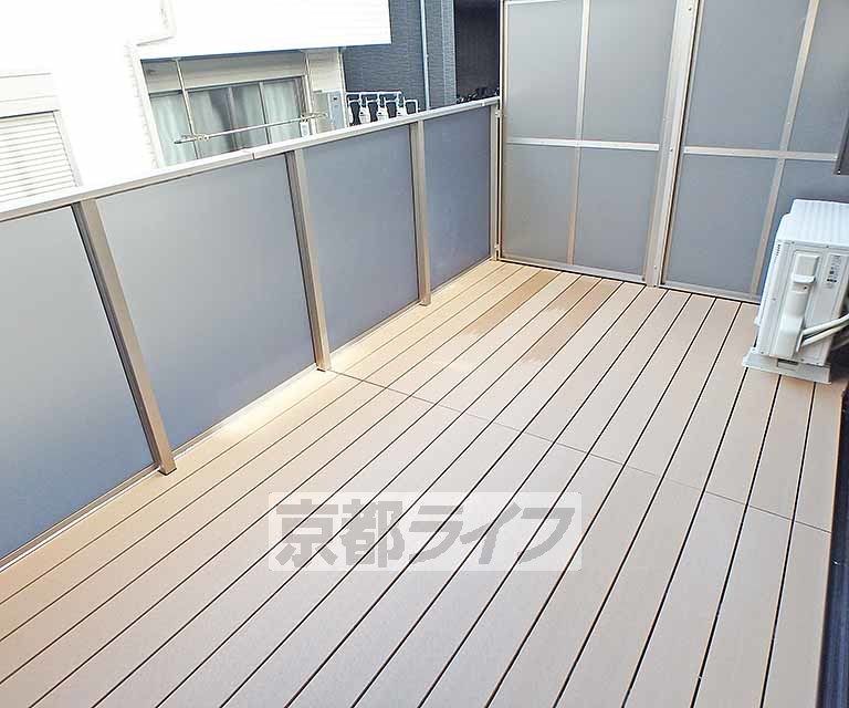 バルコニー　１階ならではのウッドデッキ調のバルコニです。