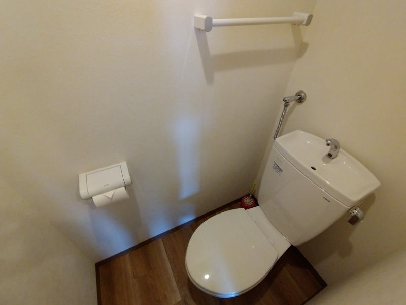 トイレ　こちらはトイレです。清潔感があり、安心して使用できます。