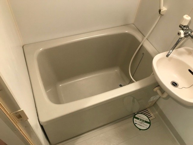 バス・シャワールーム　コンパクトで使いやすいお風呂です
