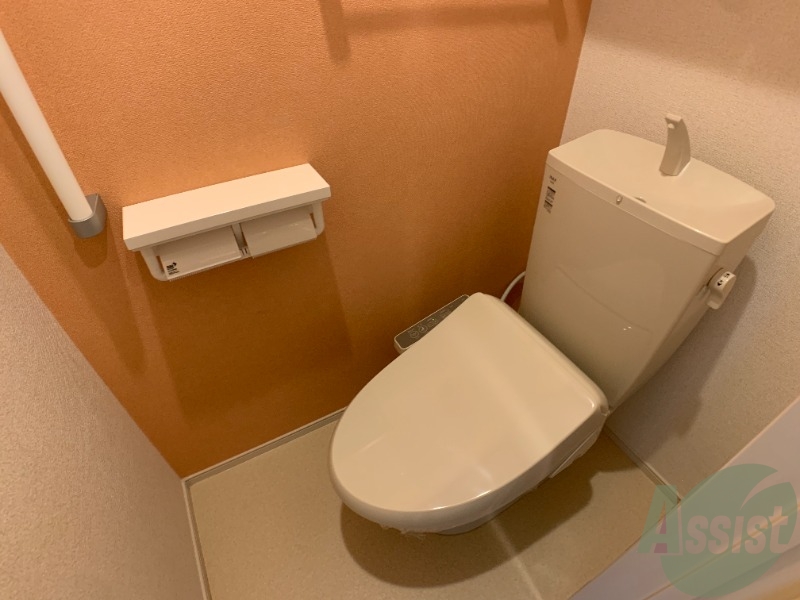 トイレ　温水洗浄便座なので快適に使用できそうですね。