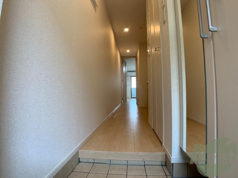 玄関　玄関から撮影しました。敷居が高くなくて安心ですね。