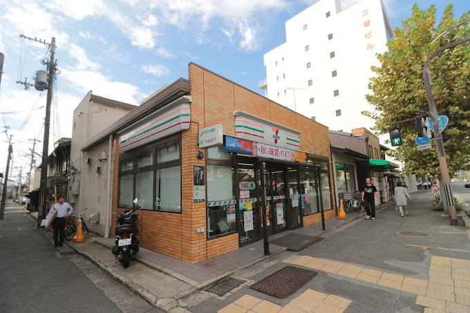 コンビニ　セブンイレブン 京都烏丸六条店（コンビニ）まで370m