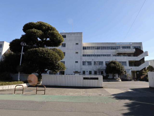 中学校　伊勢原市立伊勢原中学校（中学校）まで1479m