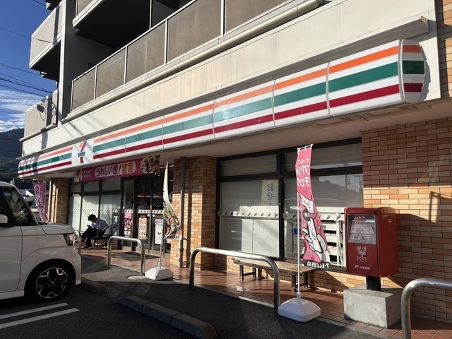 コンビニ　セブンイレブン（コンビニ）まで390m