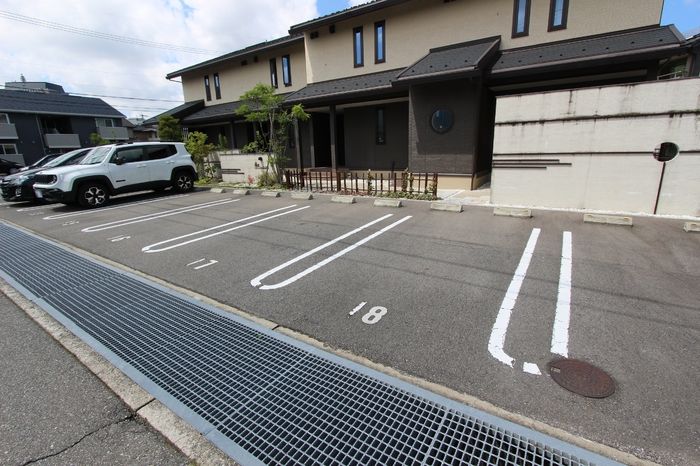 駐車場　2台目もお気軽にお問合せください♪