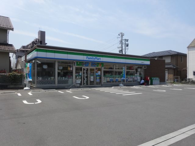 コンビニ　ファミリーマート（コンビニ）まで310m