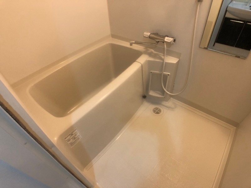 バス・シャワールーム　こちらはお風呂。一日の疲れをここで癒してください。