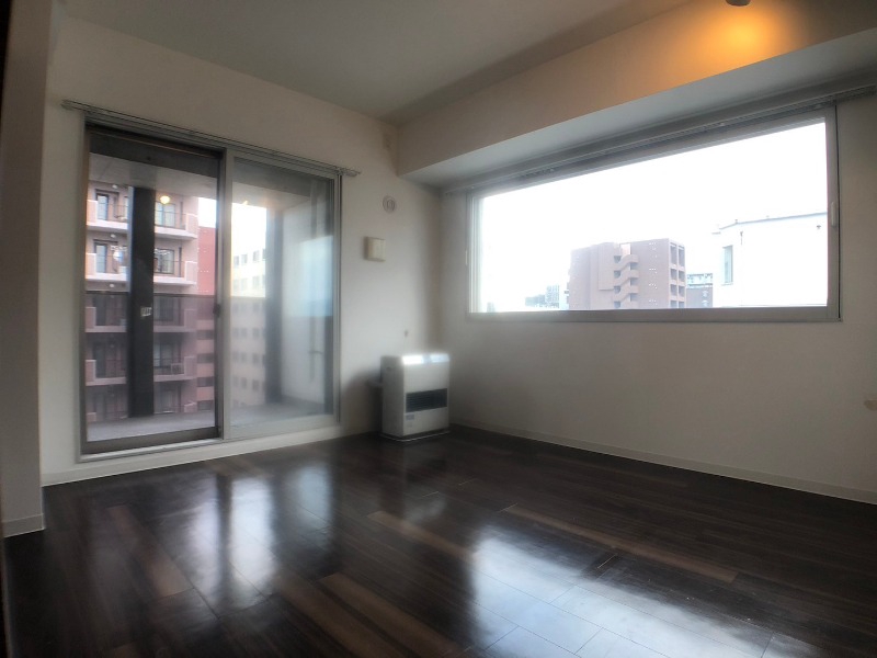 居室・リビング　１０．６帖のＬＤＫが広がっています。落ち着きのあるお部屋です