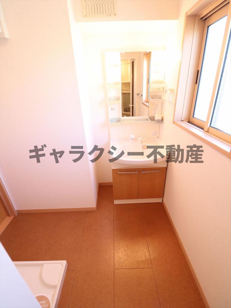 洗面設備　シャンプードレッサー付きの洗面台