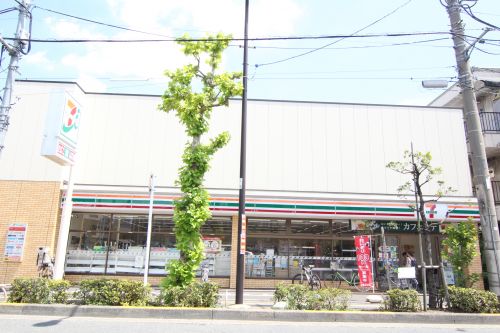 コンビニ　セブンイレブン（コンビニ）まで674m