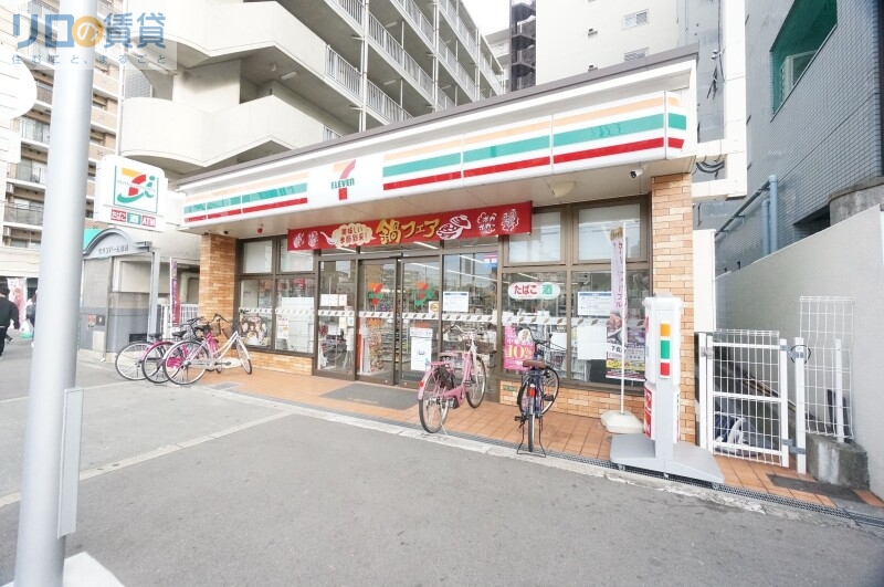 コンビニ　セブンイレブン大阪東淀川駅前店（コンビニ）まで437m