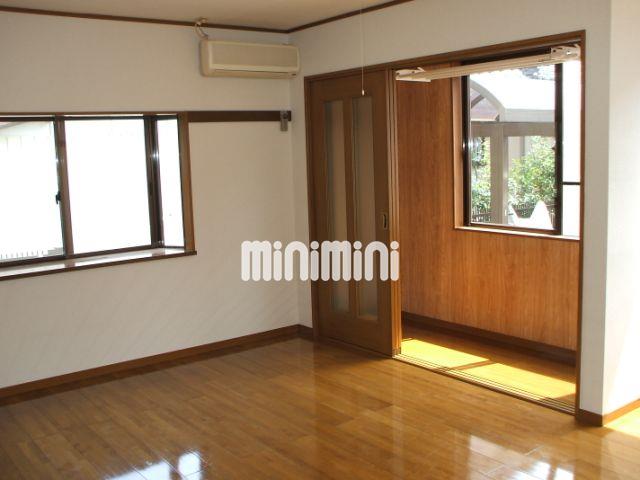 居室・リビング　角部屋なので出窓があります。