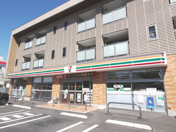 コンビニ　セブンイレブン（コンビニ）まで380m