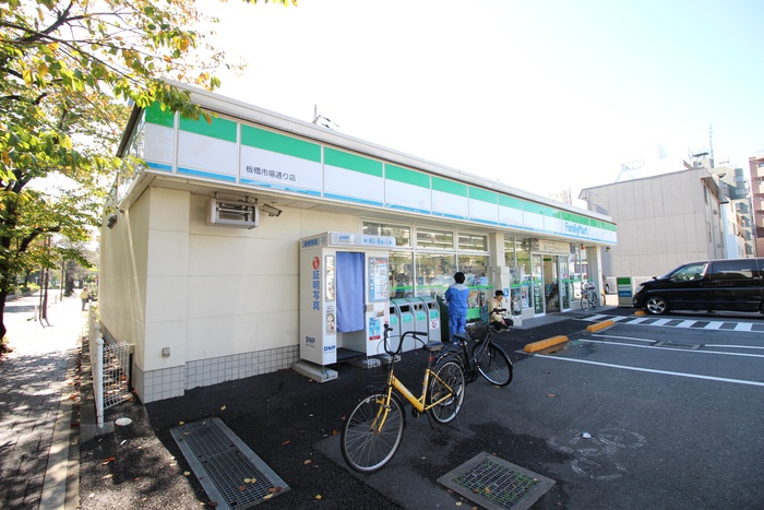 コンビニ　ファミリーマート（コンビニ）まで306m