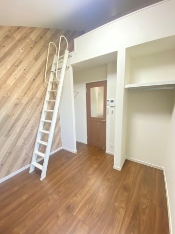 居室・リビング　多目的ロフト付きで部屋が自由に使えます