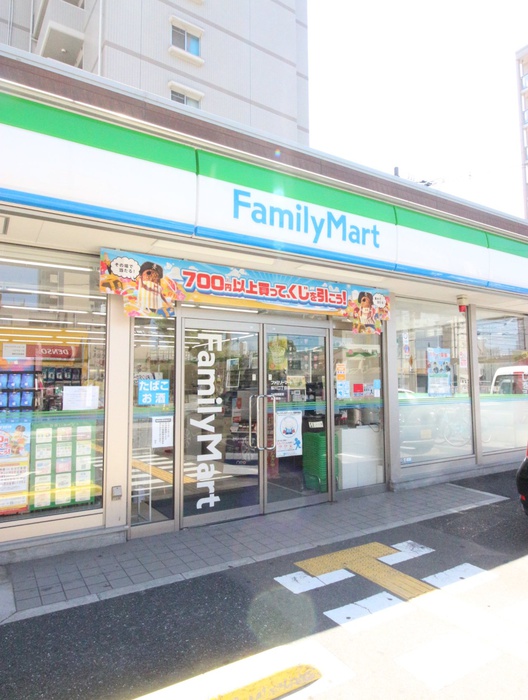 コンビニ　ファミリーマート（コンビニ）まで520m