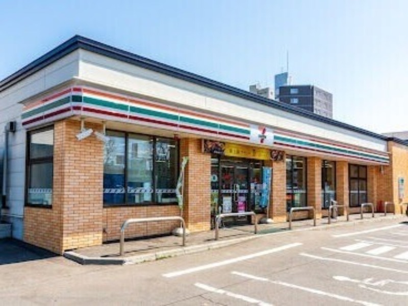 コンビニ　セブンイレブン札幌北18条東16丁目店（コンビニ）まで340m