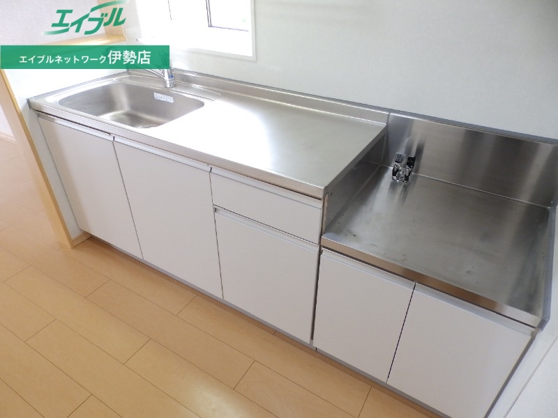 キッチン　同型反転タイプです。