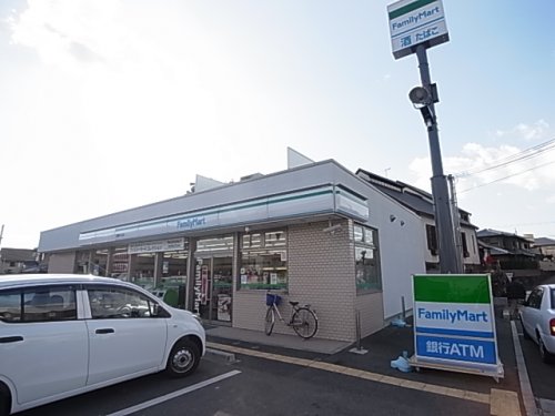 コンビニ　ファミリーマート 西登美ヶ丘店（コンビニ）まで683m