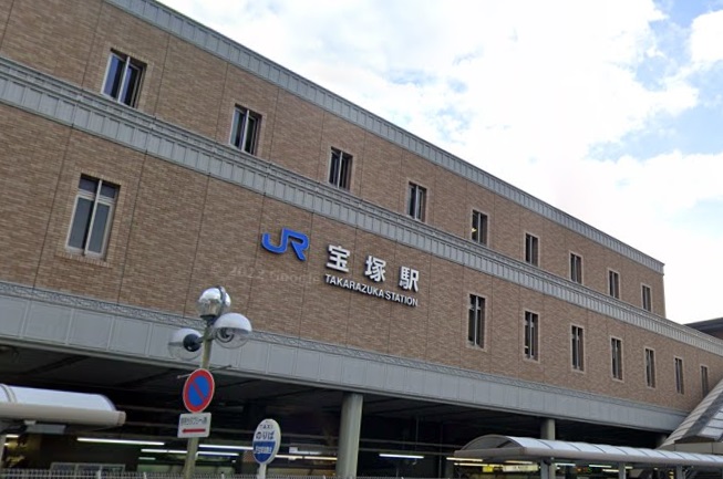 スーパー　パントリーJR宝塚駅店（スーパー）まで445m