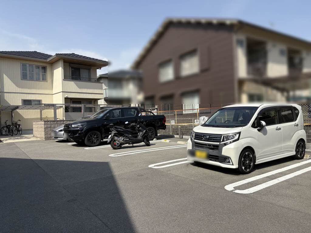 建物外観　敷地内駐車場
