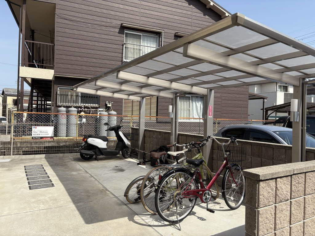 建物外観　敷地内屋根付き駐輪場