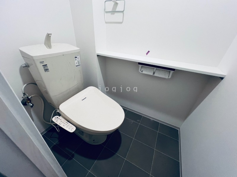トイレ　嬉しい温水洗浄便座付きのトイレです。