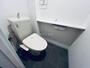 トイレ　嬉しい温水洗浄便座付きのトイレです。