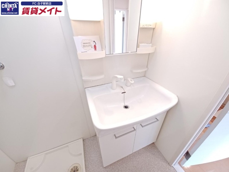 洗面設備　別部屋参考写真です