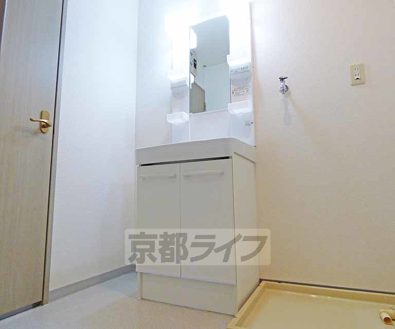洗面設備　綺麗な洗面台です。
