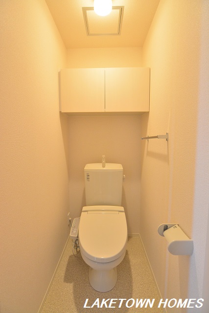 トイレ　上部に収納のある温水洗浄便座付のトイレです。