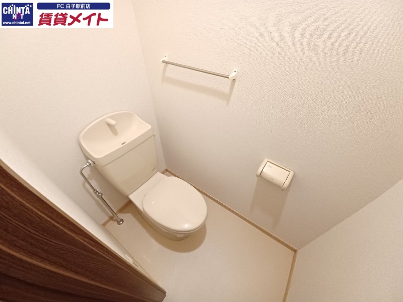 トイレ　同物件別室反転画像